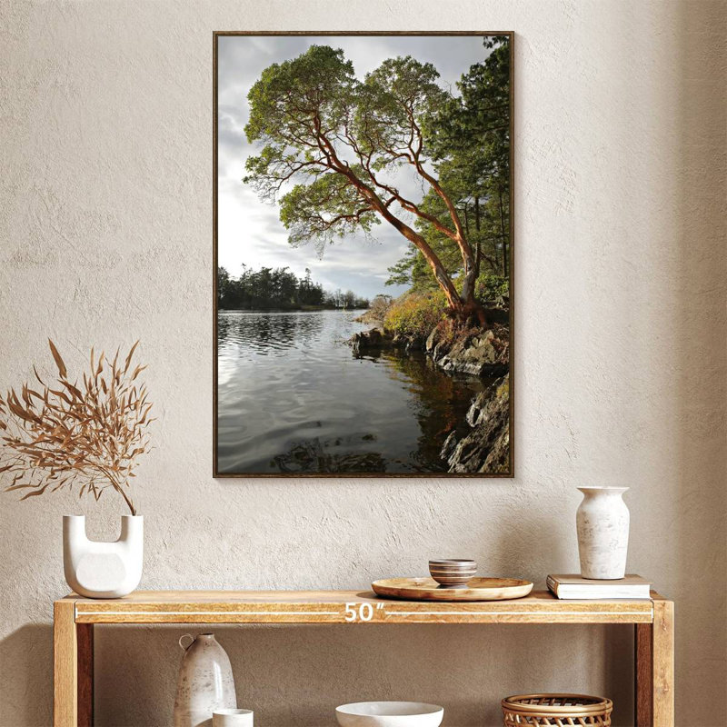 Arbousier au bord de l'eau, Cadre flottant noyer, 27 po x 40 po