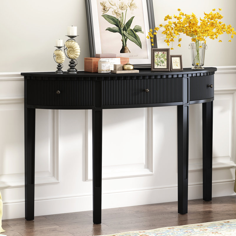 Console noire avec trois tiroirs à rayures verticales et quatre pieds en pin - 4 tiroirs minimalistes pour l'intérieur