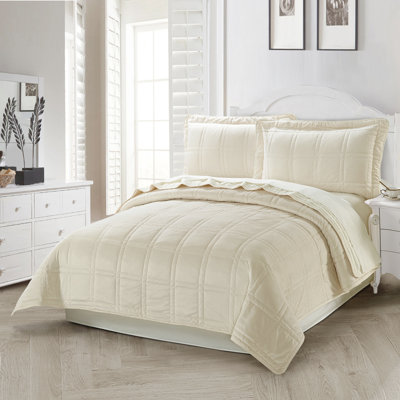 Polyester Plaid Quilt with Pillow Shams Included
