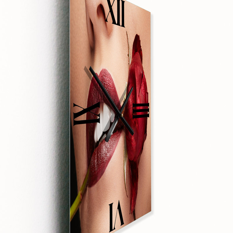 Horloge murale femme avec rouge à lèvres tenant une rose dans la bouche, Petit