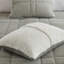 Ensemble d'édredon luxueux pour lit, offrant confort et style.-112162798