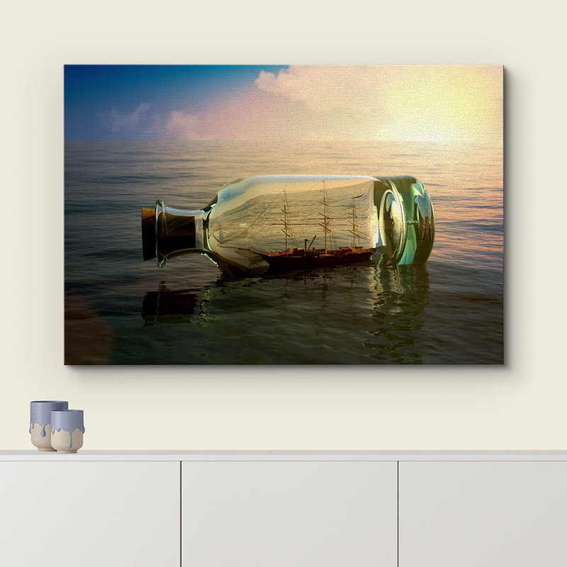 Bateau de pirate côtier dans une bouteille de verre dans l'océan, photographie de paysage, art moderne, rustique