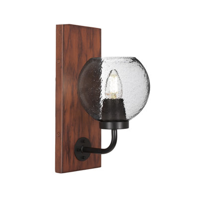 Applique murale Oxbridge montrée en noir mat et finition en métal aspect bois peint avec verre fumé de 5,75 po