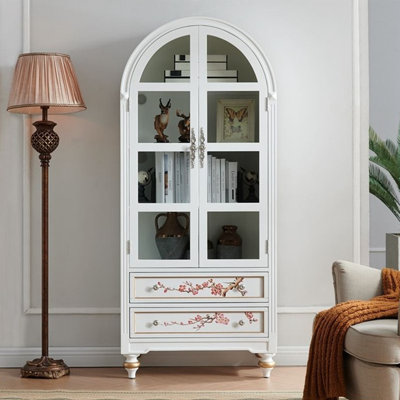 Blanc massif + bois manufacturé + vitrines