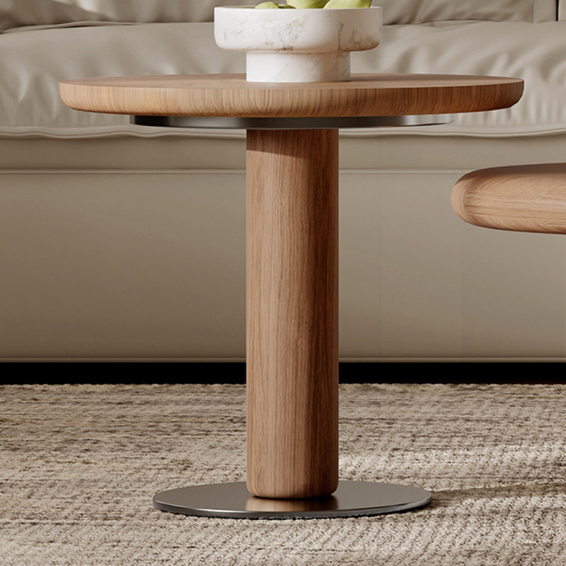 Ensemble de tables basses ovales de style médiéval