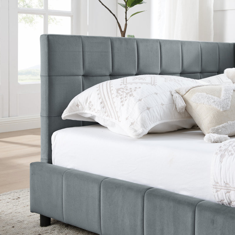 Structure de lit double avec revêtement en velours doux et accoudoirs pour une chambre confortable