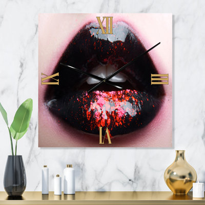 Plump Woman Lips with Black and Pink - Horloge murale moderne