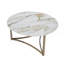 Table basse avec plateau en pierre frittée et finition champagne.