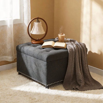 Repose-pieds avec rangement, repose-pieds capitonné, repose-pieds à garniture cloutée, repose-pieds carré avec rangement, table basse rembourrée, rangement pour chambre à coucher, décoration de salon, petit mobilier, décoration intérieure.