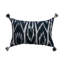 Coussin en velours de coton avec imprimé ikat avec pompons et dos en chambray-119204596-119204597