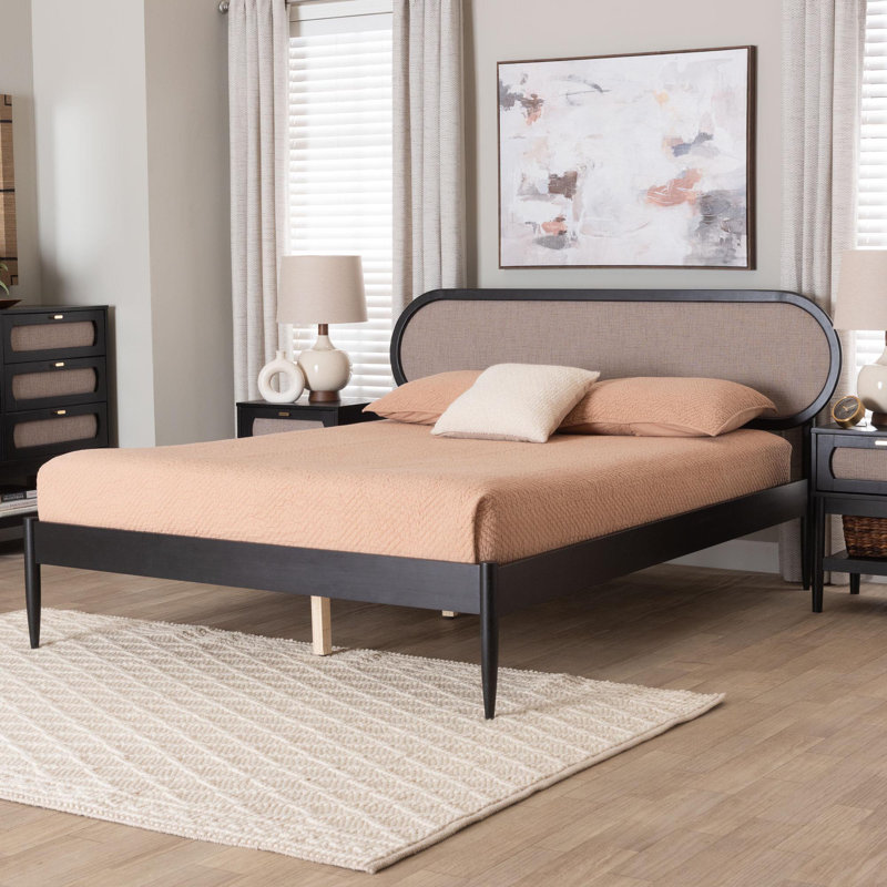 Lit plateforme Euradell Baxton Studio Shirin Mid-Century beige et grand lit en bois noir