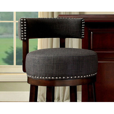 Chaises de bar 2 pièces 25 po soutenues par de riches pieds en bois foncé. Les sièges et les dossiers rembourrés en tissu offrent une assise confortable en chêne foncé / gris clair