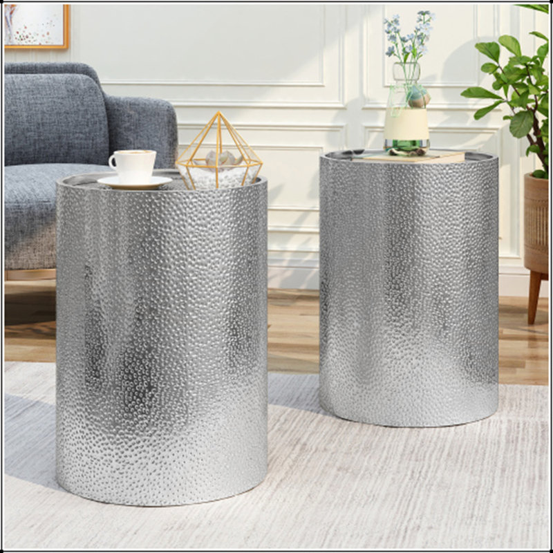 Ensemble de tables d'appoint élégantes en métal martelé, structure en fer durable, décor polyvalent pour les intérieurs modernes et industriels. (Ensemble de 2)