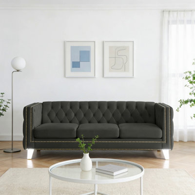 Luxueux canapé Chesterfield en velours avec boutons capitonnés et pieds en métal, parfait pour les salons et les chambres modernes