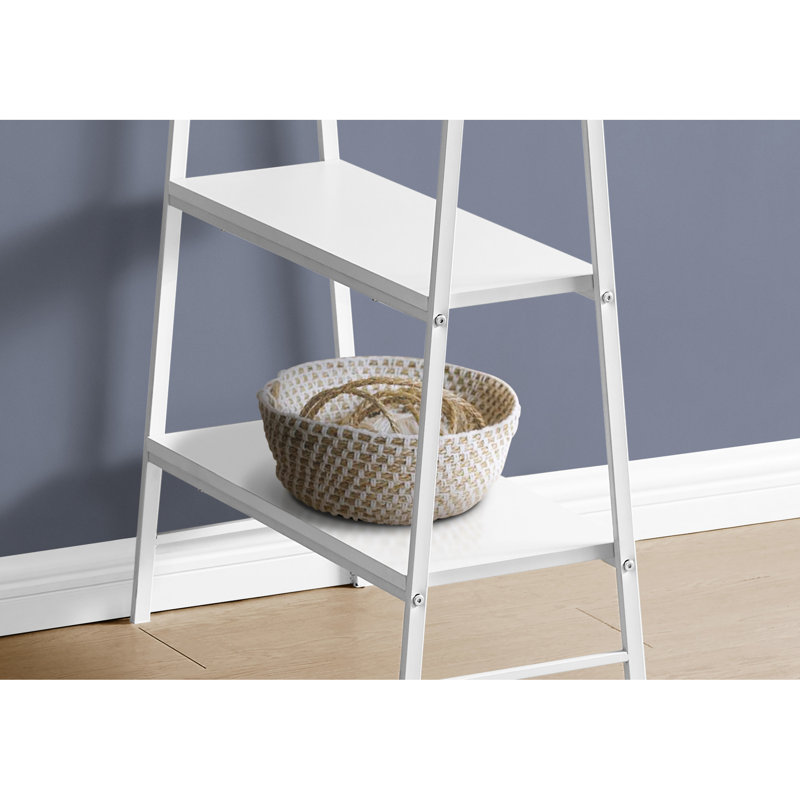 Bureau pour ordinateur avec plateau en stratifié blanc de 122 cm (48 po) et 4 tablettes métalliques, style industriel moderne.