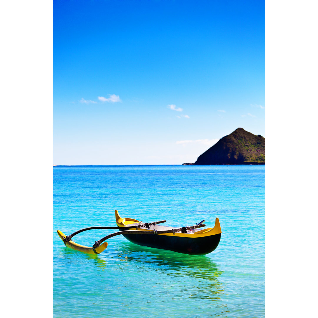 Outrigger-Kanu vor dem Lanikai-Strand mit der Insel Mokulua, Oahu, Hawaii