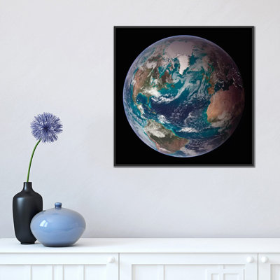 «Une vue complète de la Terre montrant des données globales pour la surface terrestre, la glace de mer polaire et la chlorophylle» par Stocktrek Images, impression sur toile tendue