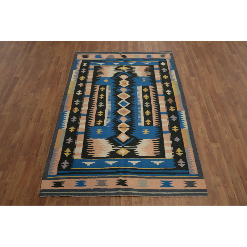 Superbe tapis Kilim 5 x 7 avec un style audacieux et brillant