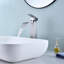 Robinet de lavabo de salle de bain à poignée simple avec bec cascade