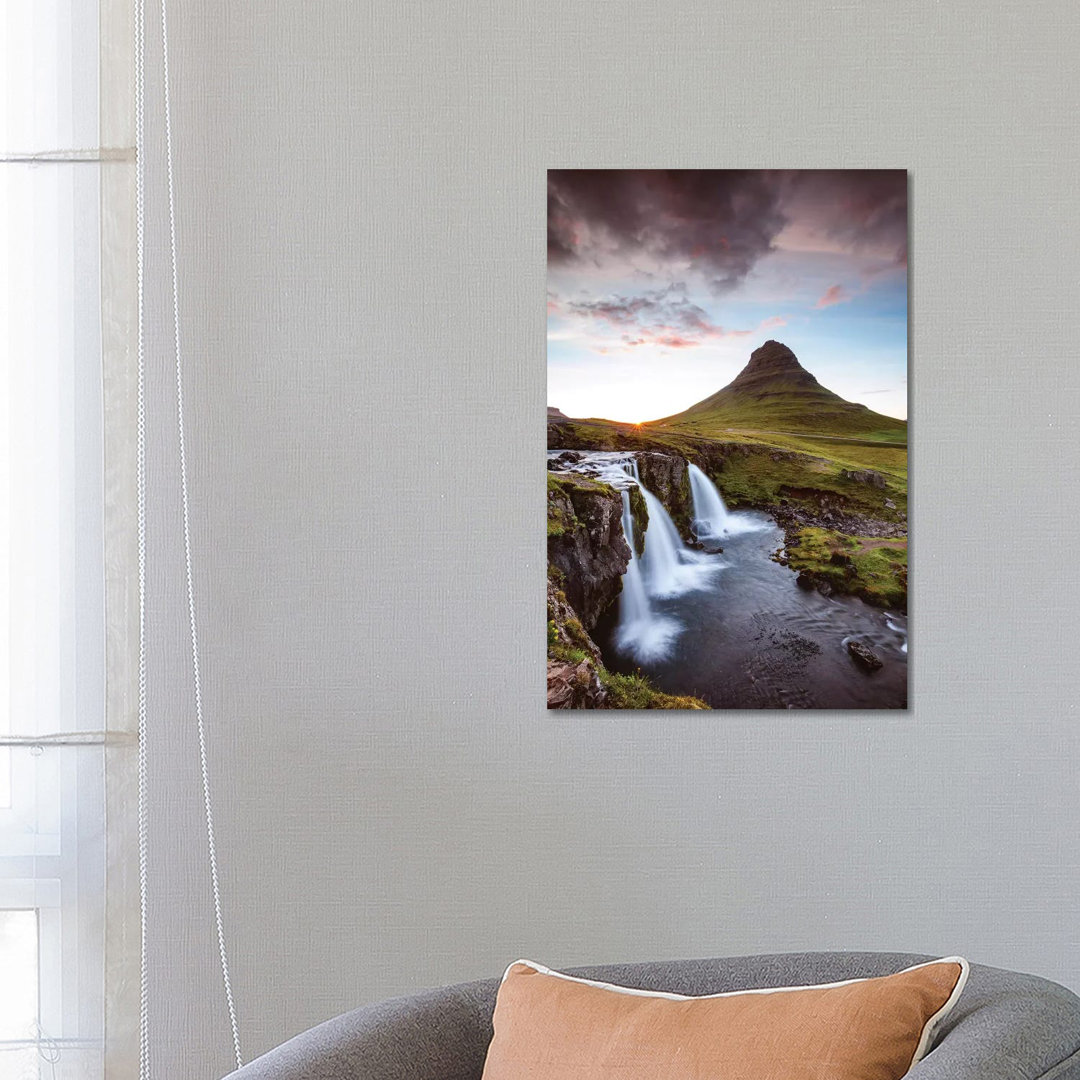 Ikonisches Kirkjufell, Island II von Matteo Colombo - Galerie-verpackte Leinwand Giclée auf Leinwand