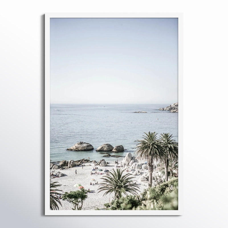 «Pindall Clifton Beach» par Shot par Clint Wood, reproduction d'art encadrée, H 41 po x l 28 po, Blanc