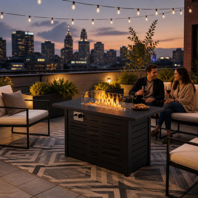 La table de foyer d'extérieur comprend un couvercle et de la pierre de lave, idéale pour les patios, les terrasses et les jardins, ajoutant chaleur et ambiance aux espaces extérieurs