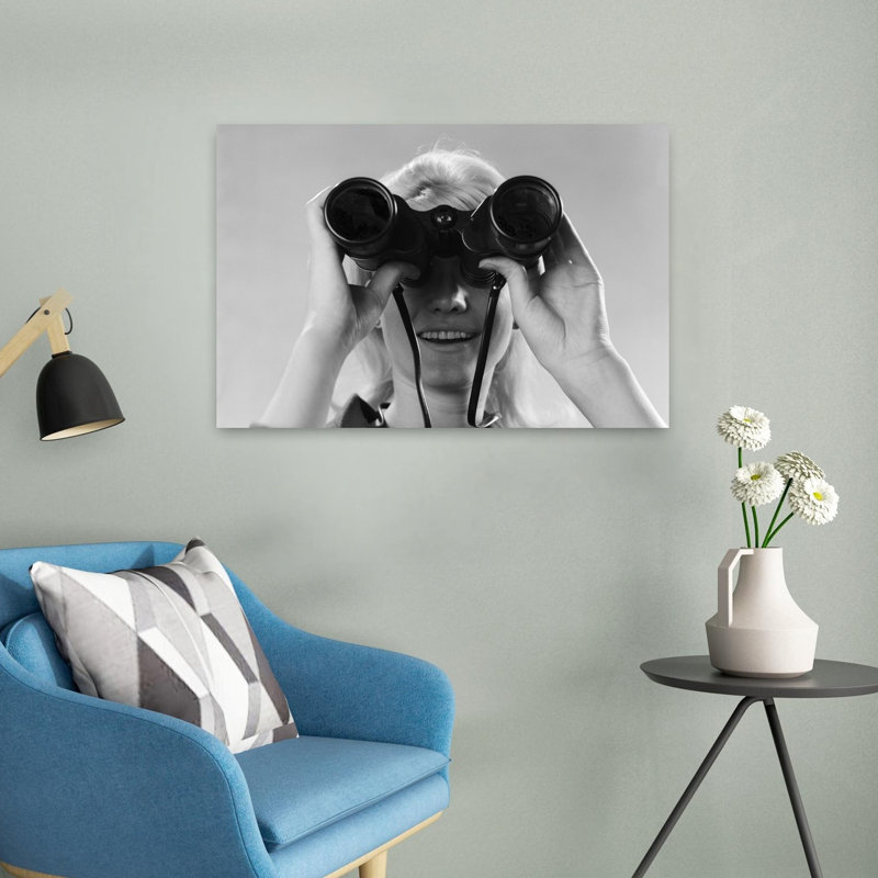 1960s, femme regardant à travers des jumelles, rétro, art mural rétro classique, H 16 po x l 24 po