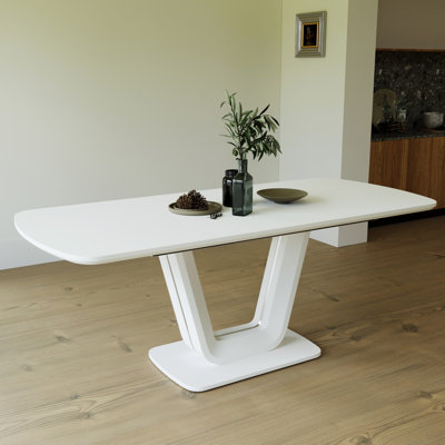 Table blanche élégante avec pieds en forme de U pour une expérience culinaire élégante