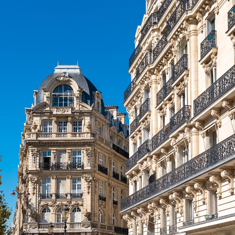 Emersynn, magnifique édifice à Paris, H 30 po x l 30 po