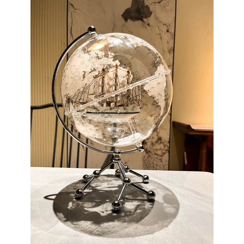 Globe transparent illuminé avec ornement de voilier et support en métal - Décoration de bureau moderne pour bureau, bibliothèque et maison 7,9 x 7,9 x 11,8 pouces