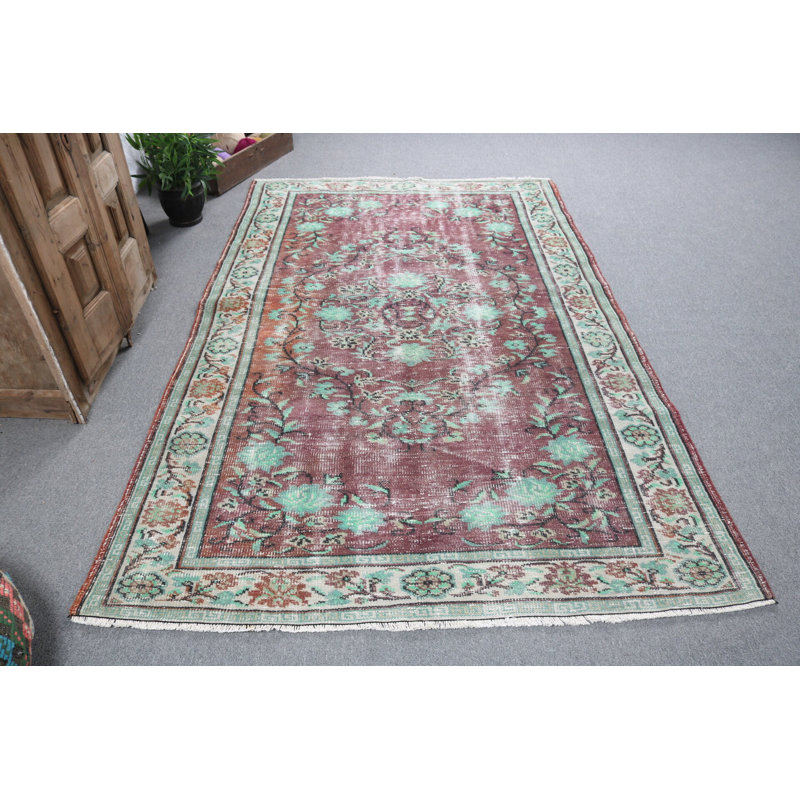 Élégant tapis de style turc avec motif floral bourgogne et vert menthe parfait pour n'importe quelle pièce