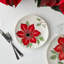 Ensemble de 4 assiettes à dessert Festive Blooms - Quatre assiettes en grès blanc de 8,5 pouces transportant la fleur écarlate audacieuse de la collection à chaque plat du repas des Fêtes.