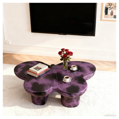 Table basse moderne en faux travertin texturé avec forme de papillon en mauve et noir