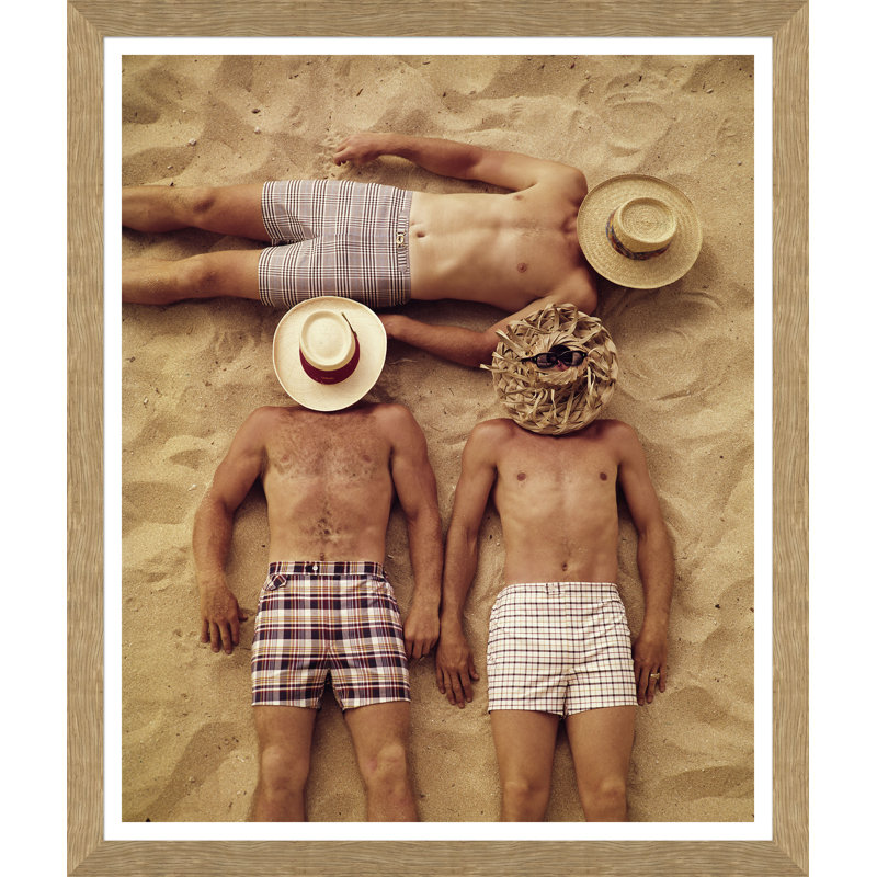 «Covered faces» par Getty Images - reproduction de photo encadrée, H 54 po x l 44 po x P 1,25 po