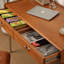 Petit bureau robuste de style français