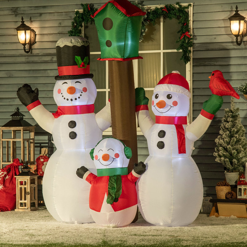 Famille de bonhomme de neige de Noël avec oiseau et cabane à oiseaux gonflable