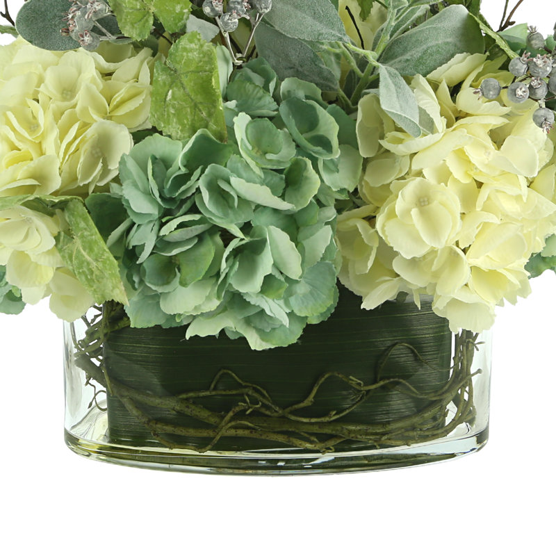 Arrangement floral assorti d'hortensias dans un pot en verre