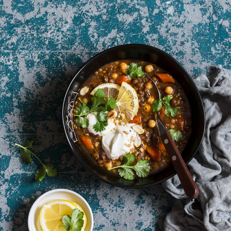 Soupe végétarienne aux lentilles et aux pois chiches., H 36 po x l 36 po