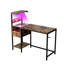 Bureau d'ordinateur brun avec tablettes d'entrée électrique et de rangement, placement de tablette réversible, construction, lumières à DEL, ports, crochet d'introduction pour casque d'écoute pour travailler, brun, fabrication de prise de courant,