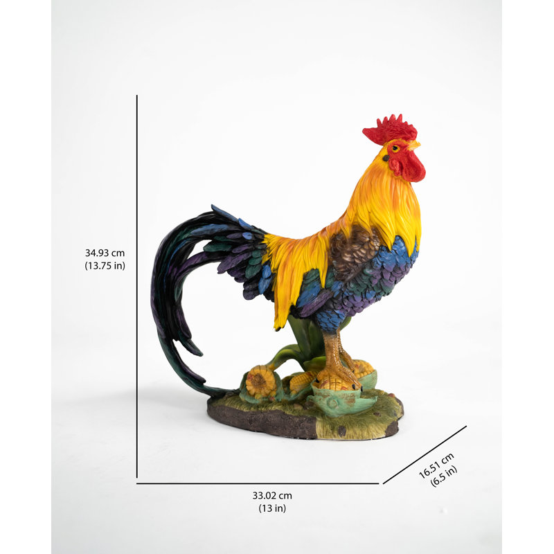 Statue coq debout sur du maïs