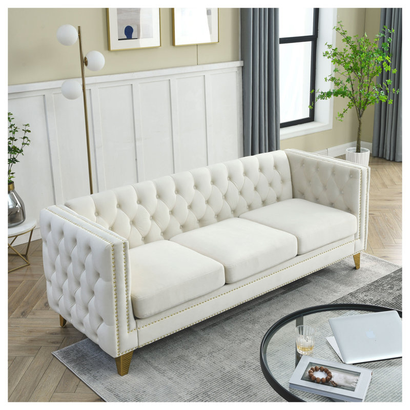 Canapé luxueux en velours beige avec accoudoirs carrés touffetés, canapé rembourré moderne avec pieds en métal doré pour le salon