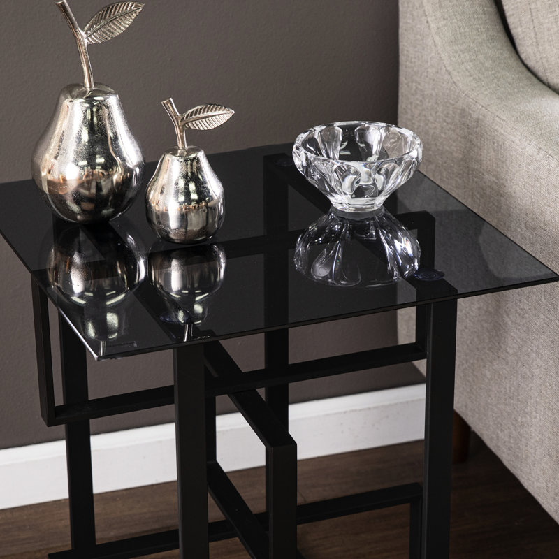 Table d'appoint moderne noire avec profondeur de 21,43 po et base en métal avec plateau en verre gris