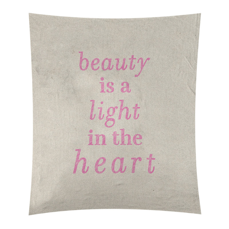 Tapisserie en polyester en citation de beauté, H 27,5 po x l 37,5 po, Blanc / rose