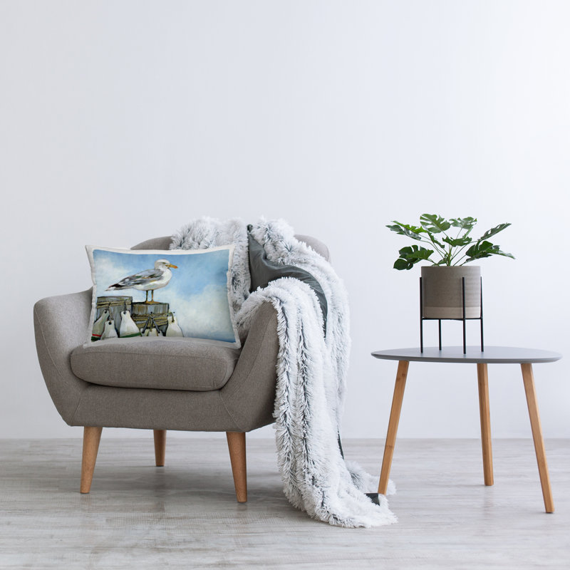Mouette sur le quai avec bouée, coussin décoratif imprimé par Susan Winget