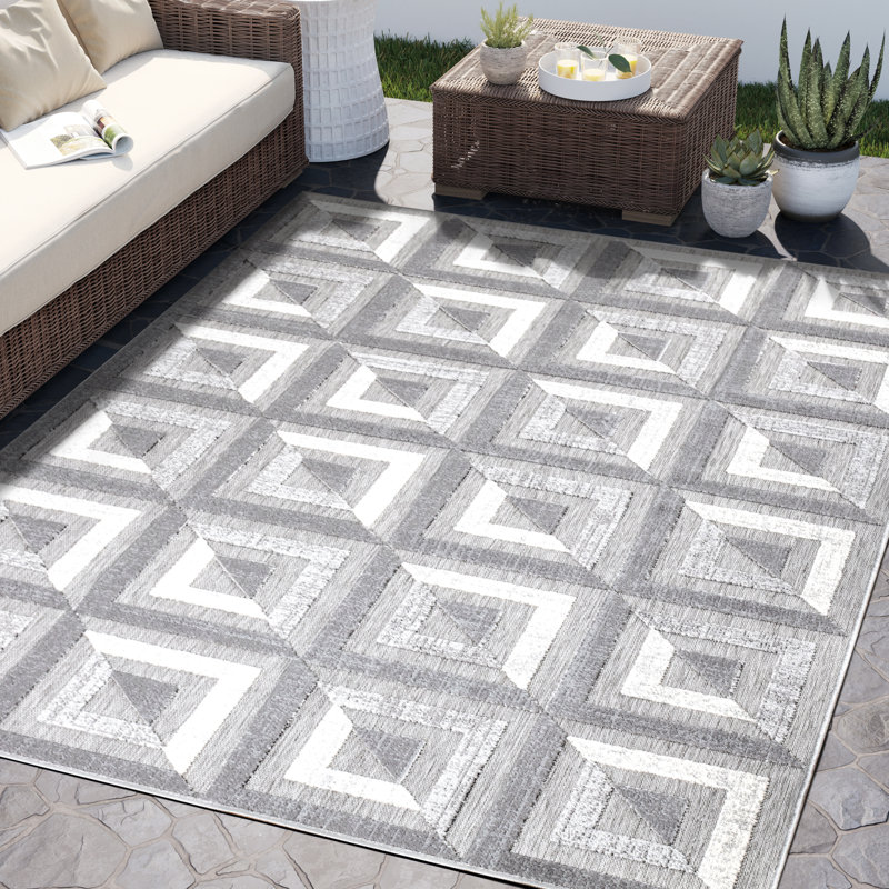 Gerlyn Geometric Indoor / Outdoor Rug, Rectangle 7'9" x 10'2"