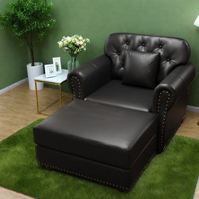 Fauteuil et repose-pieds confortables en similicuir et salon moderne