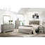 Lit moderne en bois avec tête de lit tapissier beige et motif de crocodile-867503377