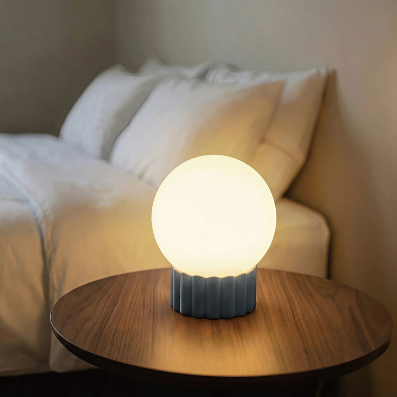 Lampe de table sphérique en verre opale à intensité variable 6,9 po avec base en résine bleue et support de lampe E12, certifiée cULus pour les tables de chevet de chambre à coucher, les tables d'appoint de salon, les bureaux à domicile, les entrées, les chambres d'hôtel ou l'éclairage d'ambiance de café