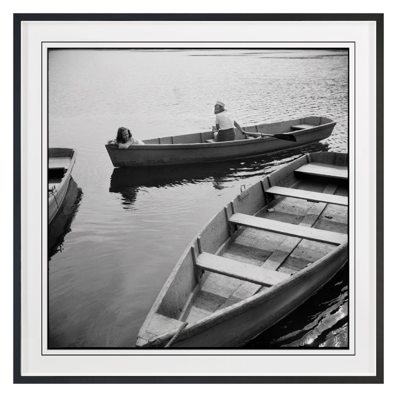 «Girls in a Boat» par Grand archives - Reproduction d'un seul cadre photo sur papier, H 36 po x l 36 po, Cadre noir