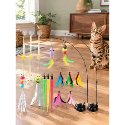 Une ventouse réutilisable est incluse avec cet ensemble interactif de baguette pour chat et de plumes de 15 pièces pour le jeu et l'exercice de chaton d'intérieur.